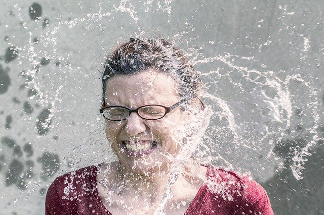 水をかぶる女性