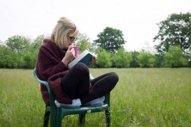 読書をする女性