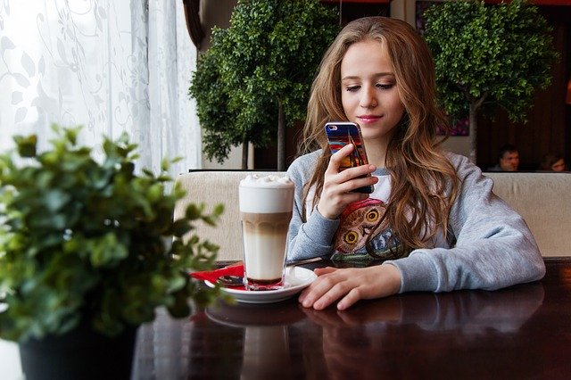 スマホを見る女性