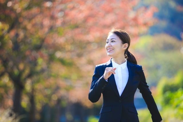 元気に歩く女性