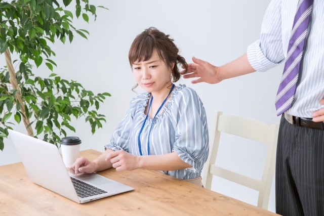 女性に手を伸ばす男性