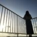 空を眺める女性